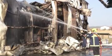 Επικίνδυνη χαρακτήρισε τη φωτιά ως προς τα υλικά τα οποία καίγονται ο εκπρόσωπος Τύπου του Πυροσβεστικού Σώματος Ιωάννης Αρτοποιός.
Όπως είπε πρόκειται για χημικά υλικά από τα οποία φτιάχνονται τα χρώματα, οπότε η καύση τους είναι τοξική ενώ επιπλέον δυσκολεύει και την προσέγγιση των πυροσβεστών. 

Πυροσβέστες επιχειρούν για την κατάσβεση πυρκαγιάς σε εργοστάσιο με βερνίκια και χρώματα στα Οινόφυτα (φωτ.: ΕΡΤ)