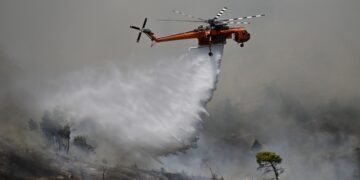 Ελικόπτερο επιχειρεί για την κατάσβεση της πυρκαγιάς στα Δερβενοχώρια Τρίτη 18 Ιουλίου 2023. (Φωτ.: Eurokinissi/Μιχάλης Καραγιάννης)