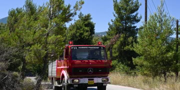 Πυροσβεστικό όχημα του κλιμακίου Ροδόπολης του δήμου Διονύσου (φωτ. αρχείου: EUROKINISSI / Μιχάλης Καραγιάννης)