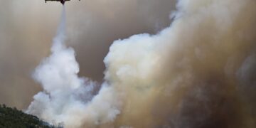 Πυροσβεστικό αεροσκάφος επιχειρεί για την κατάσβεση της φωτιάς στα Δερβενοχώρια (φωτ.: Eurokinissi/Μιχάλης Καραγιάννης)