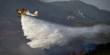 Πυροσβεστικό αεροσκάφος επιχειρεί στην Λαμία στο πίσω μέρος του Αφανού, Πέμπτη 27 Ιουλίου 2023.(Φωτ.: Eurokinissi/Νάσος Σιμόπουλος)