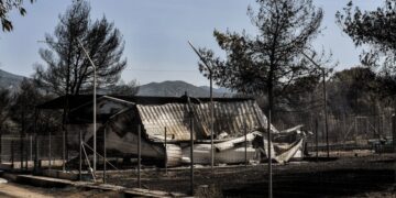 Καμμένο σπίτι από την πυρκαγιά στο Λουτράκι, Τρίτη 18 Ιουλίου (φωτ.: Eurokinissi)