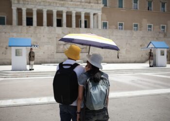 Τουρίστες εν μέσω καύσωνα στο μνημείο του Άγνωστου Στρατιώτη(φωτ.: Eurokinissi/Βασίλης Ρεμπάπης)