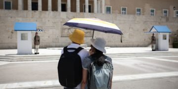 Τουρίστες εν μέσω καύσωνα στο μνημείο του Άγνωστου Στρατιώτη(φωτ.: Eurokinissi/Βασίλης Ρεμπάπης)