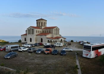 Ο ναός του Αγίου Ευγενίου στα Πετρωτά Ροδόπης (φωτ.: Flickr / ΙΜ Μαρωνείας)