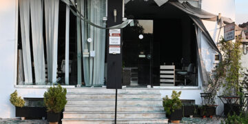 Σπασμένες βιτρίνες από το ωστικό κύμα, σε κατάστημα στη Νέα Αγχίαλο (φωτ.: EUROKINISSI / Τατιάνα Μπόλαρη)