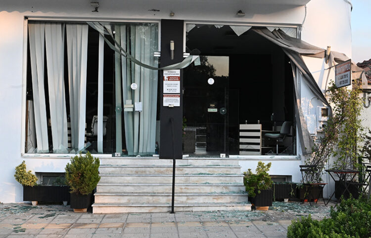 Σπασμένες βιτρίνες από το ωστικό κύμα, σε κατάστημα στη Νέα Αγχίαλο (φωτ.: EUROKINISSI / Τατιάνα Μπόλαρη)