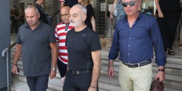 Ο πατέρας του Άλκη Καμπανού (κέντρο) ενώ αποχωρεί από τα δικαστήρια Θεσσαλονίκης (φωτ.: EUROKINISSI/Ραφαήλ Γεωργιάδης)