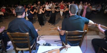 Πελάτες του καταστήματος ΟΠΑΠ διασκεδάζουν με ζωντανή κρητική μουσική (φωτ.: opap.gr)