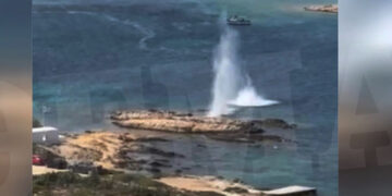 Η στιγμή της έκρηξης, πολύ κοντά στην παραλία Άγιος Γεώργιος στην Αντίπαρο (φωτ.: Πρώτο Θέμα)