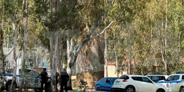 Αστυνομικές δυνάμεις έξω από το στρατόπεδο στον Ασπρόπυργο (φωτ.: protothema.gr)