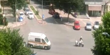 Το ασθενοφόρο που μετέφερε το βρέφος και οι αστυνομικοί που το συνόδευσαν, ώστε να φτάσει με ασφάλεια στο νοσοκομείο (φωτ.: glomex)