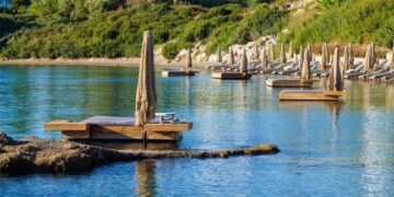 Φωτογραφία όπου διακρίνονται οι κατασκευές εντός της θάλασσας, από τα μέσα κοινωνικής δικτύωσης του beach bar. Αξίζει να σημειωθεί ότι, σύμφωνα με τις δημοσιευμένες φωτογραφίες, οι συγκεκριμένες κατασκευές χρονολογούνται από το 2019, ωστόσο έπρεπε να δημοσιευτεί το βίντεο ενός Βρετανού τουρίστα με τις συνθήκες εργασίας των σερβιτόρων για να παρέμβει το ελληνικό κράτος (φωτ.: facebook/Santa Marina Rhodes)