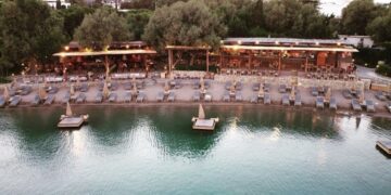 Το beach bar στη Ρόδο, όπου οι σερβιτόροι αναγκάζονται να μπουν μέχρι στο στέρνο μέσα στο νερό για να παραδώσουν τις παραγγελίες στις κατασκευές που διακρίνονται μέσα στο νερό (φωτ.: facebook/Santa Marina Rhodes)