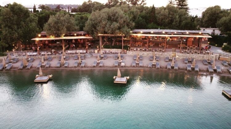 Το beach bar στη Ρόδο, όπου οι σερβιτόροι αναγκάζονται να μπουν μέχρι στο στέρνο μέσα στο νερό για να παραδώσουν τις παραγγελίες στις κατασκευές που διακρίνονται μέσα στο νερό (φωτ.: facebook/Santa Marina Rhodes)