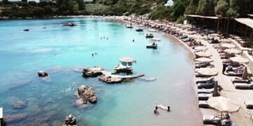 Αεροφωτογραφία του beach bar όπου διακρίνονται οι παράνομες κατασκευές μέσα στη θάλασσα (φωτ.: facebook/Santa Marina Rhodes)