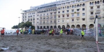 Ήταν τόση η ζέστη κατά τη χθεσινή ημέρα στη Θεσσαλονίκη, που η πλατεία Αριστοτέλους μετατράπηκε σε αμμουδιά για το τουρνουά Metropolis Beach Soccer (φωτ.: ΜΟΤΙΟΝΤΕΑΜ/Βασίλης Βερβερίδης)