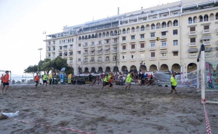 Ήταν τόση η ζέστη κατά τη χθεσινή ημέρα στη Θεσσαλονίκη, που η πλατεία Αριστοτέλους μετατράπηκε σε αμμουδιά για το τουρνουά Metropolis Beach Soccer (φωτ.: ΜΟΤΙΟΝΤΕΑΜ/Βασίλης Βερβερίδης)