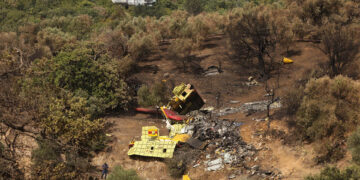 Eμπειρογνώμονες στα συντρίμμια του Canadair στην Κάρυστο (φωτ.: ΑΠΕ-ΜΠΕ / Γιώργος Βιτσάρας)