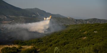 Πυροσβεστικό αεροσκάφος Canadair επιχειρεί σε δασική έκταση (φωτ.: EUROKINISSI/Νάσος Σιμόπουλος)