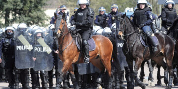 Κάτι τέτοιο μάλλον φανταζόταν ο Νότης Μηταράκης, αλλά ο πρωθυπουργός διαφώνησε (έφιππη αστυνομία στην Πολωνία – φωτ.: EPA / Roman Zawistowski)