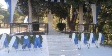 Στο μνημείο των 14 εκτελεσθέντων πραγματοποιήθηκε κατάθεση στεφάνων (φωτ.: facebook/Δήμος Παύλου Μελά)