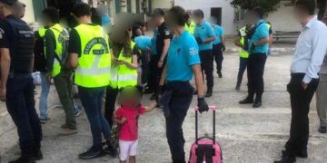 Αστυνομική επιχείρηση για την εκκένωση δομής στο Λαύριο που τελούσε υπό κατάληψη (φωτ.: astynomia.gr)