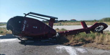 Το ελικόπτερο της Mavi Air στον αεροδρόμιο της Σάμου (φωτ.: ΑΠΕ-ΜΠΕ)