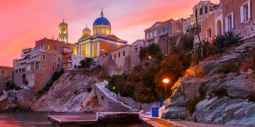 Η Ερμούπολη στη Σύρο (φωτ.: Κέντρο Έρευνας και Ανάπτυξης Ιεράς Μητροπόλεως Σύρου)