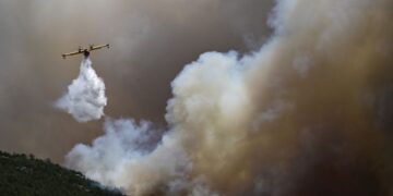 Εικόνα από τη φωτιά, χθες, στα Δερβενοχώρια (φωτ.: Μιχάλης Καραγιάννης/EUROKINISSI)