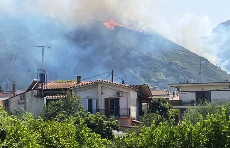 Φωτιά στο Δερβενάκι Αιγιαλείας (φωτ.: iefimerida.gr)