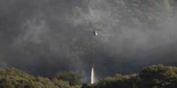 Εικόνα από την πρόσφατη πυρκαγιά στην Κέρκυρα. Όλες οι δυνάμεις της περιοχής βρίσκονται σε επιφυλακή (φωτ.: Γιώργος Κονταρίνης/EUROKINISSI)