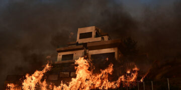 Φωτιά στον Νέο Κουβαρά Αττικής (φωτ.: EUROKINISSI / Μιχάλης Καραγιάννης)