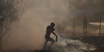 Μάχη με τη φωτιά στον Νέο Κουβαρά Αττικής (φωτ.: EUROKINISSI / Μιχάλης Καραγιάννης)