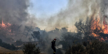 Πυροσβέστης επιχειρεί στον Άγιο Χαράλαμπο Λουτρακίου (φωτ.: ΑΠΕ-ΜΠΕ / Βασίλης Ψωμάς)