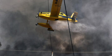 Πυροσβεστικό αεροσκάφος πραγματοποιεί ρίψεις νερού (φωτ.: αρχείο ΑΠΕ-ΜΠΕ / Βασίλης Ψωμάς)