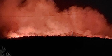 Πυκνός καπνός από τη φωτιά στη Ρόδο (φωτ.: Facebook / Εθελοντική Ομάδα Αντιμετώπισης Καταστροφών Σαλάκου)