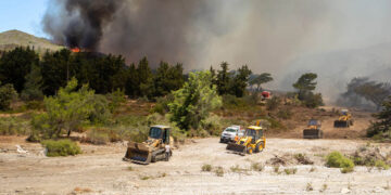 Μηχανήματα έργου κοντά στο μέτωπο που καίει στο Βάτι Ρόδου (φωτ.: ΑΠΕ-ΜΠΕ / Λευτέρης Δαμιανίδης)