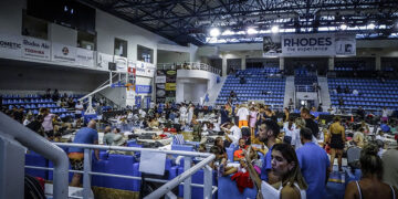 Τουρίστες που μεταφέρθηκαν από τις πυρόπληκτες περιοχές της Ρόδου (φωτ.: EUROKINISSI / Αργύρης Μαντίκος)