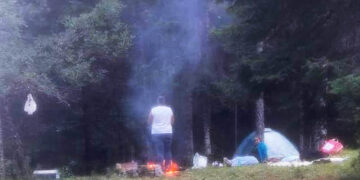 Φωτιά στη Βάλια Κάλντα από κατασκηνωτές εν μέσω καύσωνα (φωτ.: Facebook / Γιώργος Κακούσης)