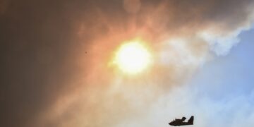 Πυροσβεστικό αεροσκάφος επιχειρεί κατά πυκαγιάς (φωτ.: EUROKINISSI/Βασίλης Οικονόμου)