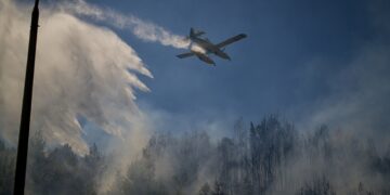 Πυροσβεστικό αεροσκάφος πραγματοποιεί ρίψεις νερού στην Ηλεία (φωτ.: EUROKINISSI/iliealive.gr/Γιάννης Σπυρούνης)