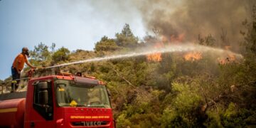 Στιγμιότυπο από τη φωτιά που καίει για ένατη ημέρα τη Ρόδο (φωτ.: EUROKINISSI/Λευτέρης Δαμιανίδης)