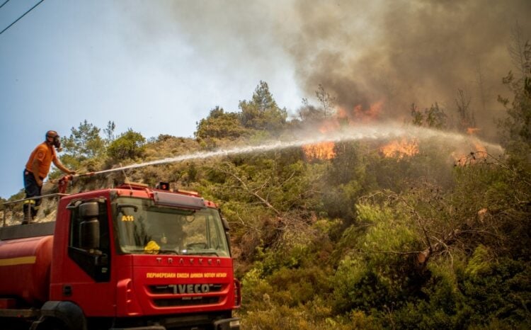 Στιγμιότυπο από τη φωτιά που καίει για ένατη ημέρα τη Ρόδο (φωτ.: EUROKINISSI/Λευτέρης Δαμιανίδης)