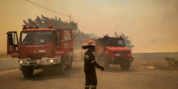 Πυροσβεστικές δυνάμεις προσπαθούν να ανακόψουν την ορμή της φωτιάς στη Ρόδο (φωτ.: EUROKINISSI/Λευτέρης Δαμιανίδης)
