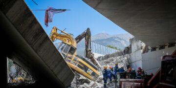 Σωστικά συνεργεία επιχειρούν στο σημείο όπου κατέρρευσε η γέφυρα (φωτ.: EUROKINISSI/Γιώτα Λοτσάρη)