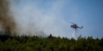 Στιγμιότυπο από την επιχείρηση κατάσβεσης της φωτιάς στην Ηλεία (φωτ.: EUROKINISSI/iliealive.gr/Γιάννης Σπυρούνης)