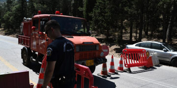 Αστυνομικές και πυροσβεστικές δυνάμεις στον Υμηττό (φωτ.: EUROKINISSI / Τατιάνα Μπόλαρη)