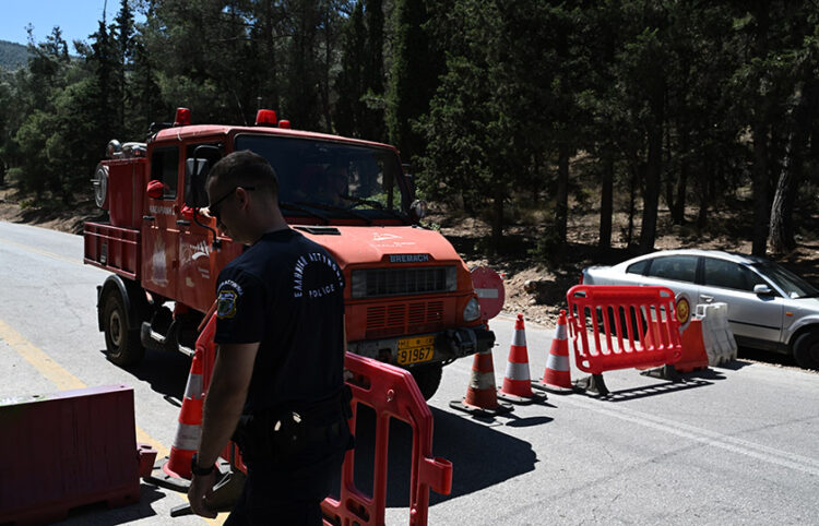 Αστυνομικές και πυροσβεστικές δυνάμεις στον Υμηττό (φωτ.: EUROKINISSI / Τατιάνα Μπόλαρη)