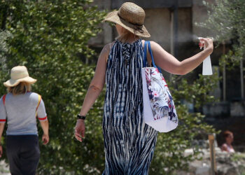 Αθηναίοι και τουρίστες προστατεύονται με όποιo τρόπο μπορούν από τις υψηλές θερμοκρασίες και τον καυτό ήλιο (φωτ.: ΑΠΕ-ΜΠΕ / Ορέστης Παναγιώτου)